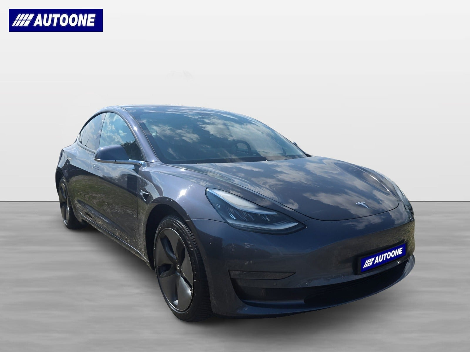 Grå Tesla Model 3 fra 2019