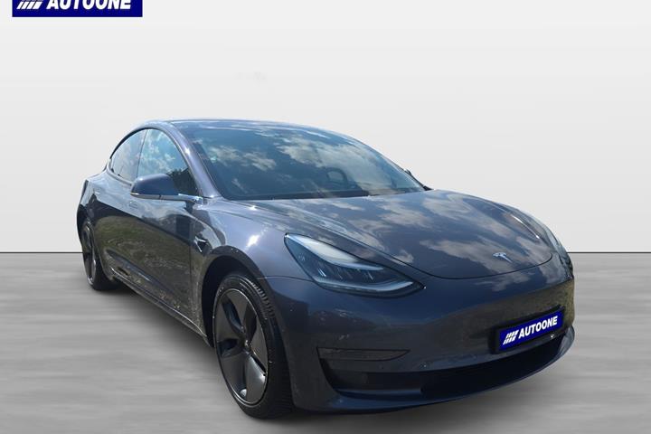 Grå Tesla Model 3 fra 2019