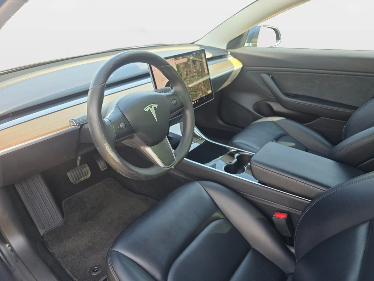 Grå Tesla Model 3 fra 2019
