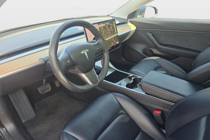 Grå Tesla Model 3 fra 2019