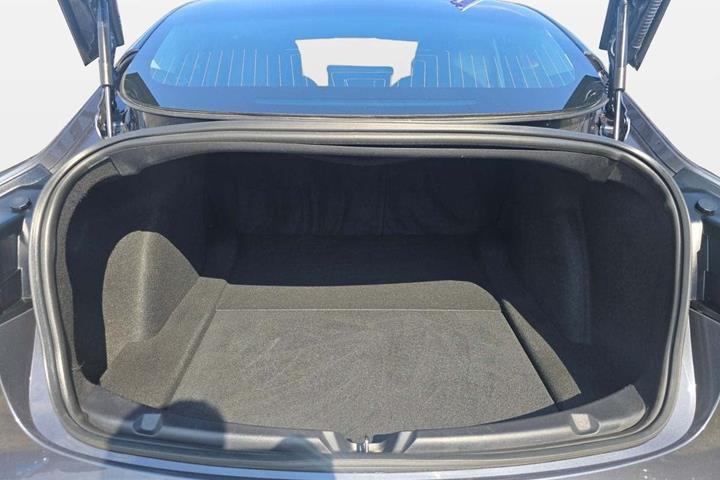 Grå Tesla Model 3 fra 2019