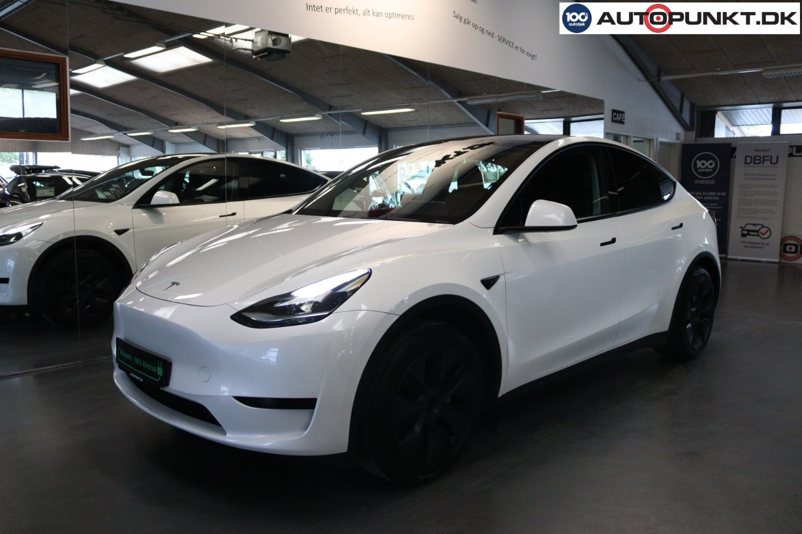 Hvid Tesla Model Y fra 2024