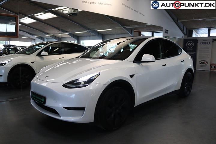 Hvid Tesla Model Y fra 2024