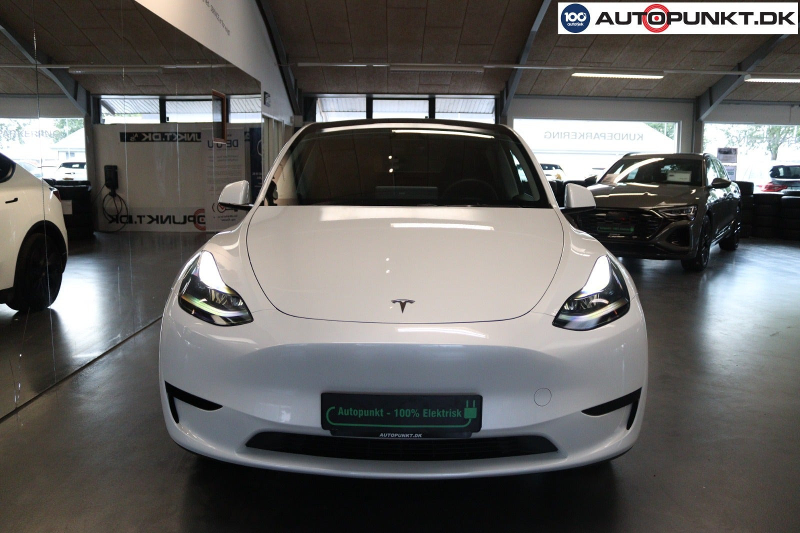 Hvid Tesla Model Y fra 2024