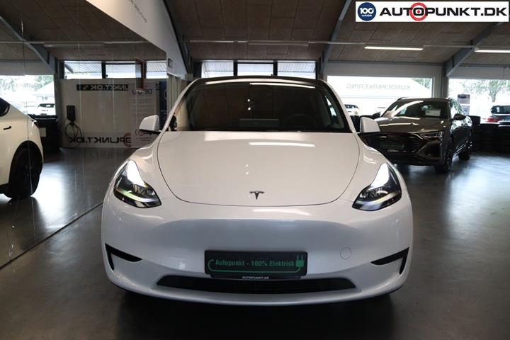 Hvid Tesla Model Y fra 2024