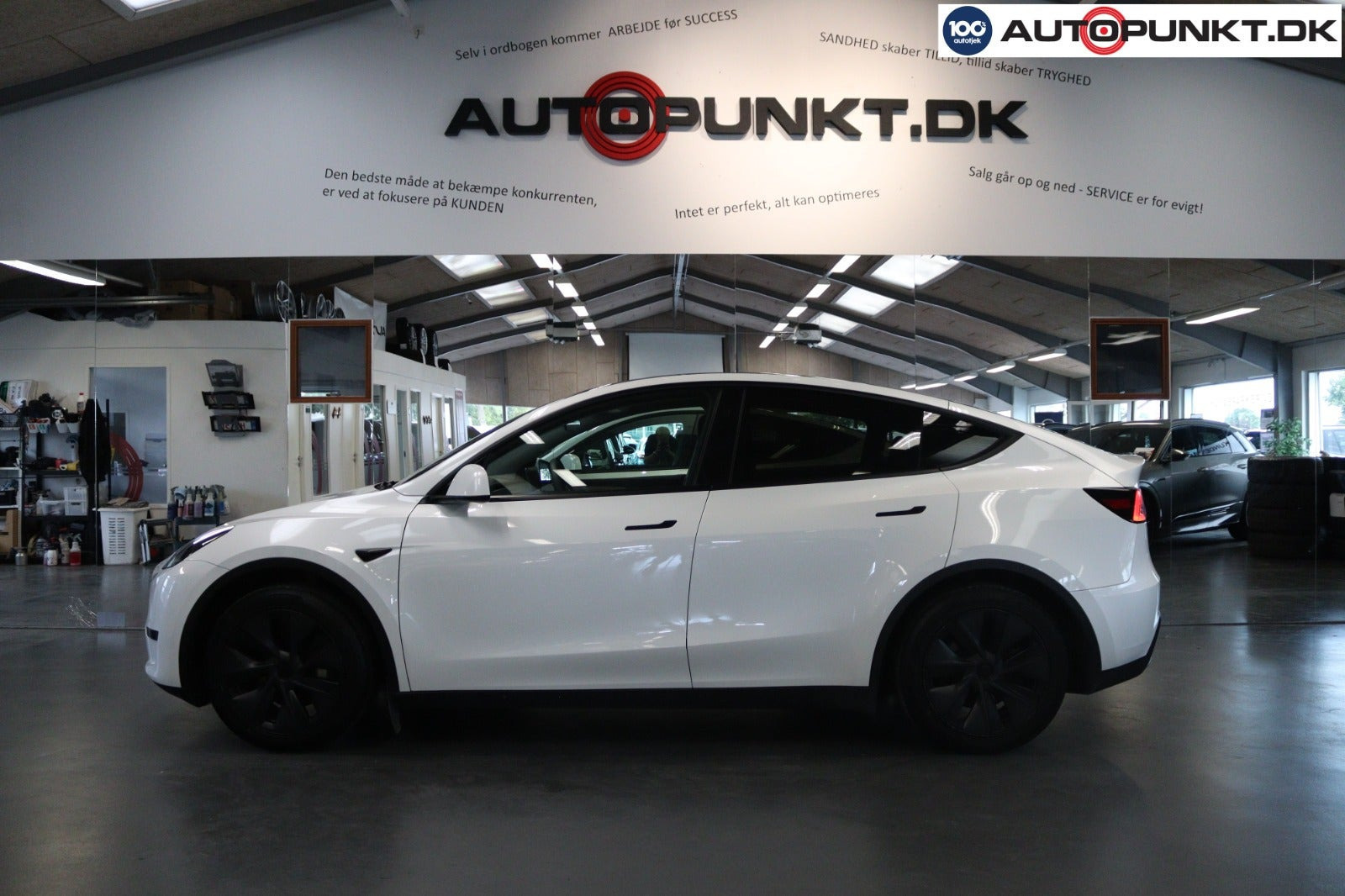 Hvid Tesla Model Y fra 2024