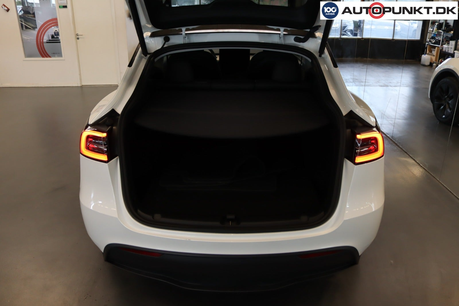 Hvid Tesla Model Y fra 2024