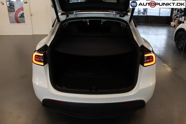 Hvid Tesla Model Y fra 2024