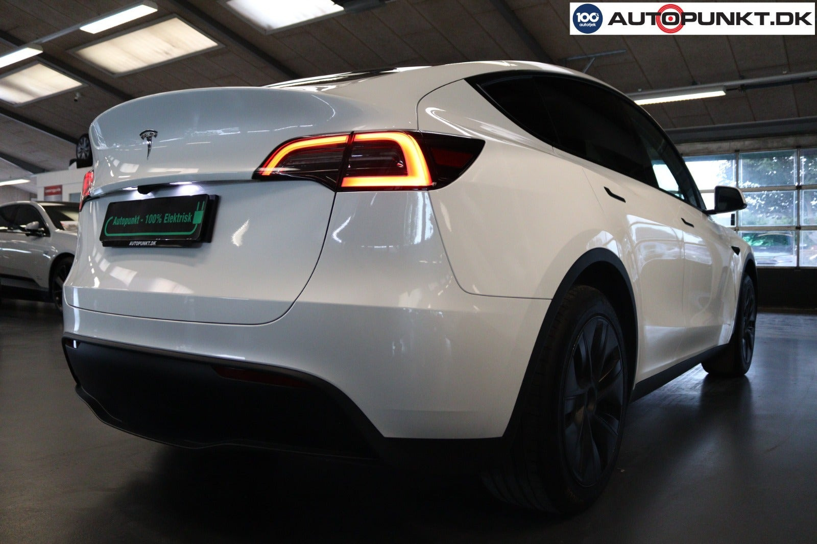 Hvid Tesla Model Y fra 2024