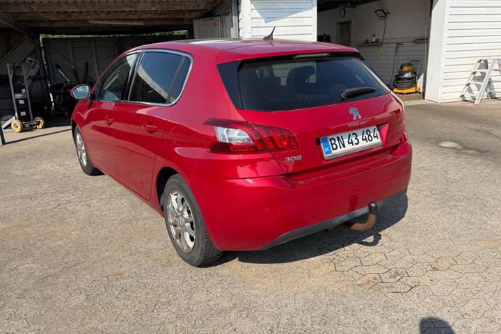 Rød Peugeot 308 fra 2018
