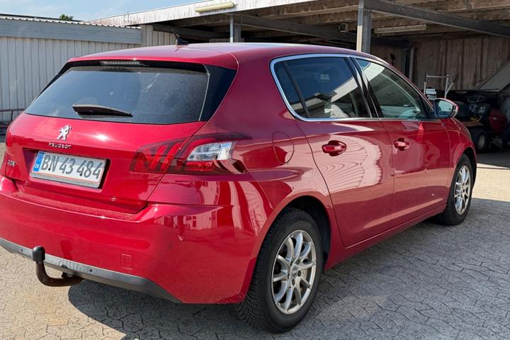 Rød Peugeot 308 fra 2018