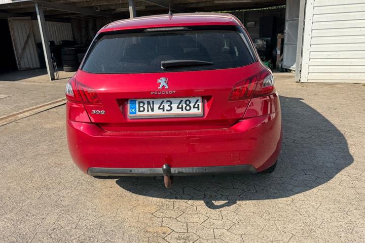 Rød Peugeot 308 fra 2018