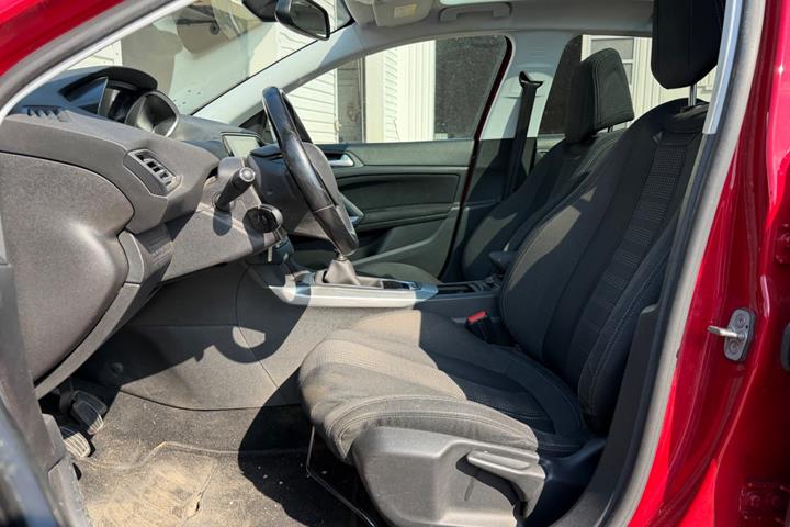 Rød Peugeot 308 fra 2018