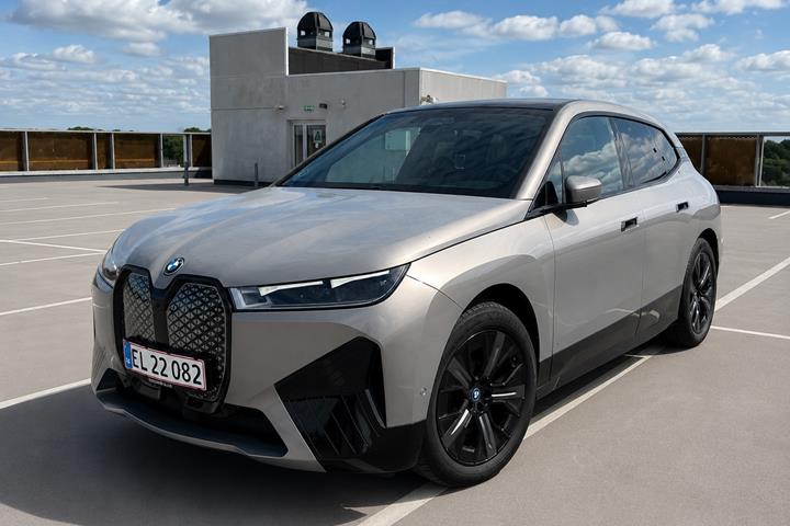 Grå BMW iX fra 2021