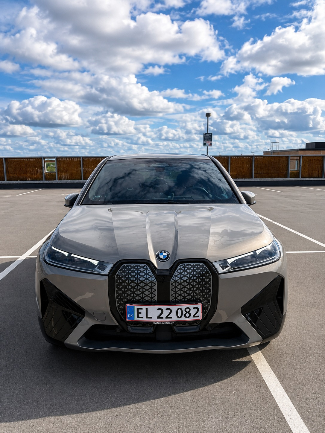 Grå BMW iX fra 2021