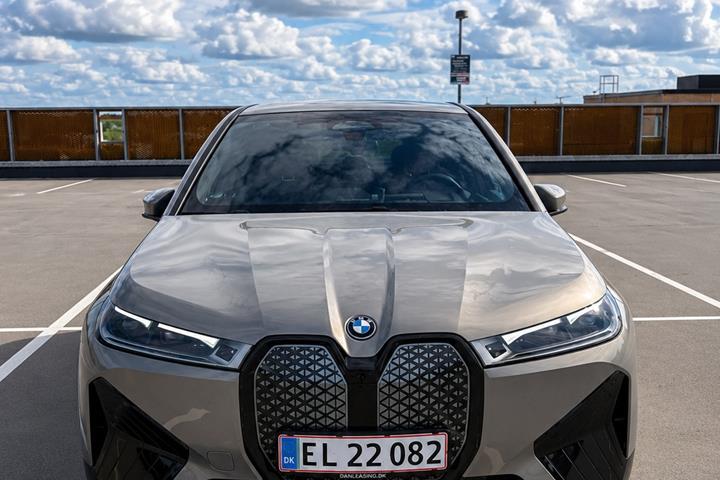 Grå BMW iX fra 2021