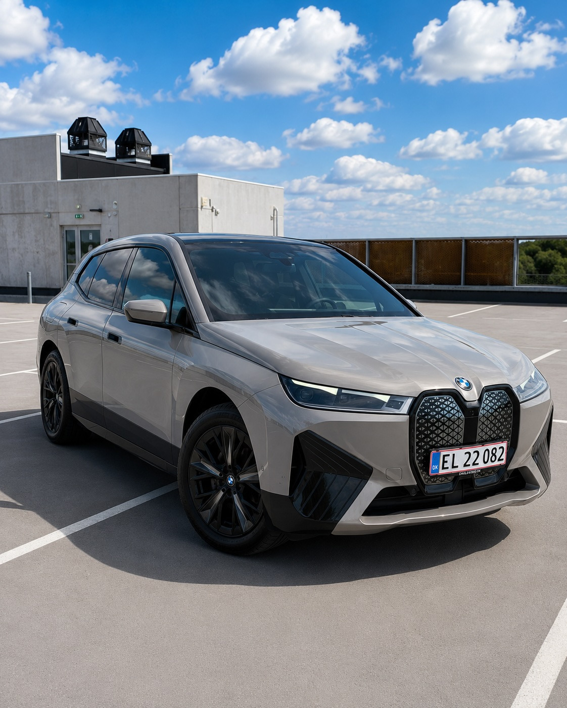 Grå BMW iX fra 2021