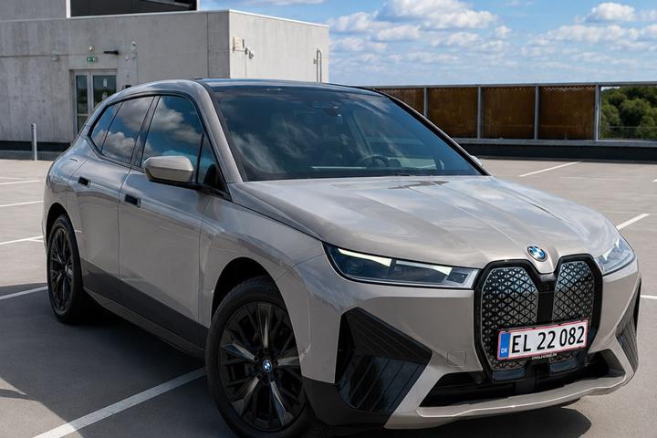 Grå BMW iX fra 2021