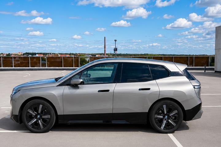 Grå BMW iX fra 2021