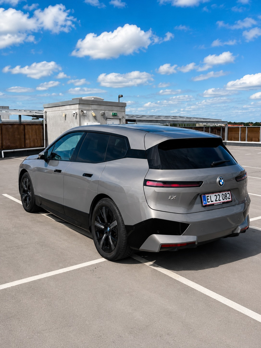 Grå BMW iX fra 2021