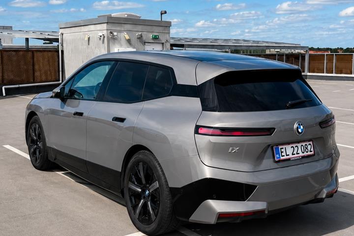 Grå BMW iX fra 2021