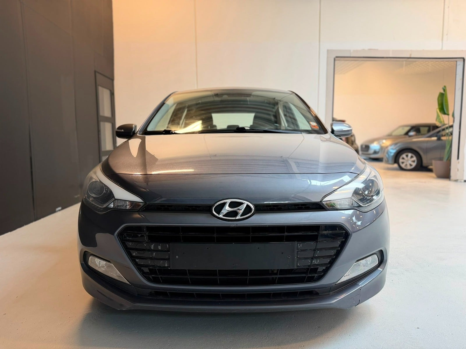 Grå Hyundai i20 fra 2016