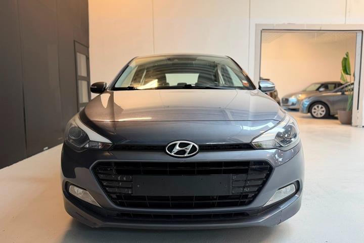 Grå Hyundai i20 fra 2016
