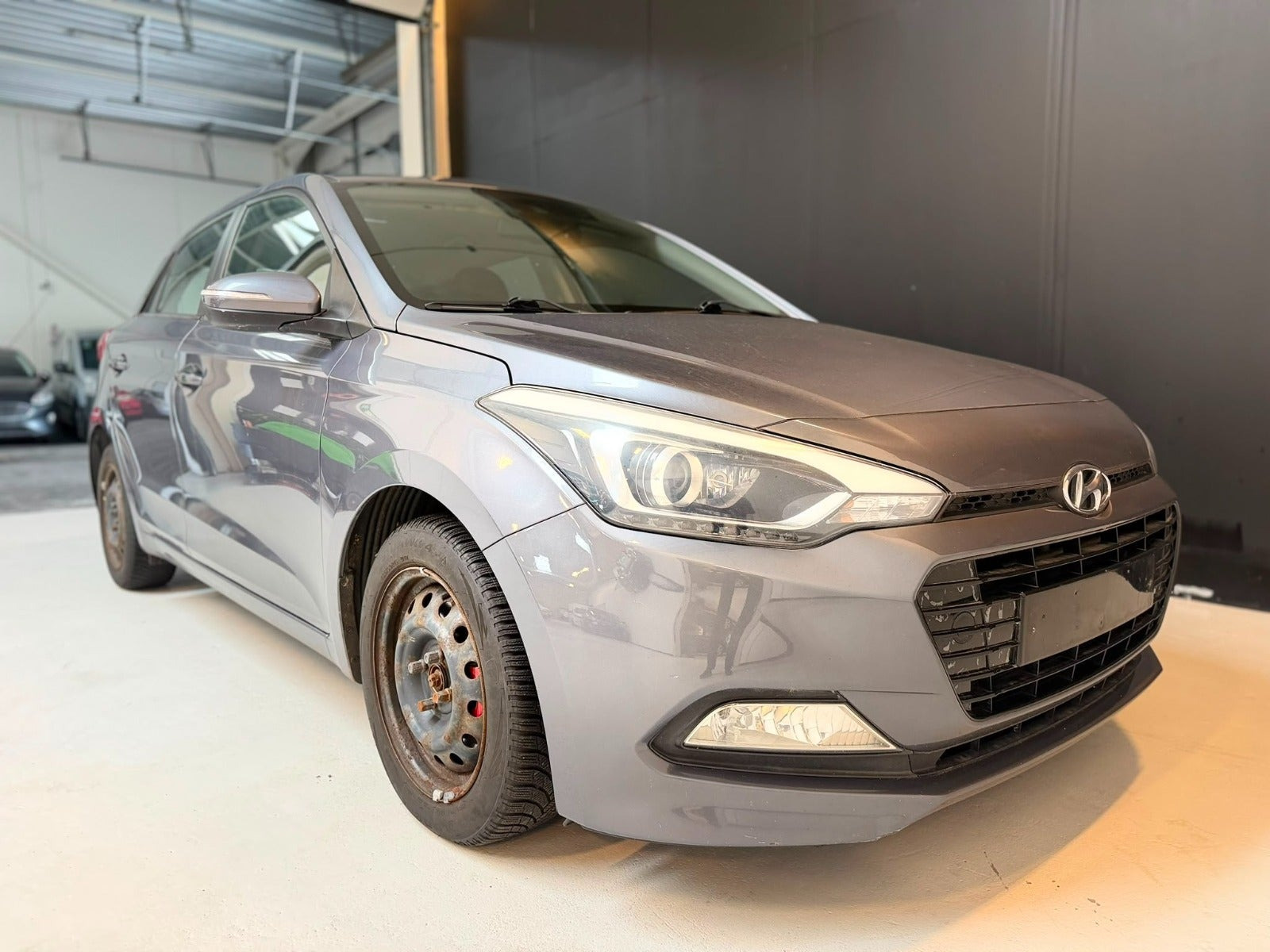 Grå Hyundai i20 fra 2016