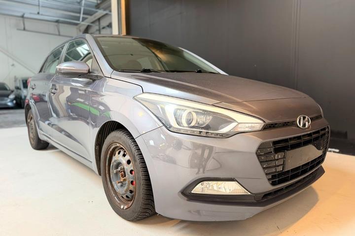 Grå Hyundai i20 fra 2016