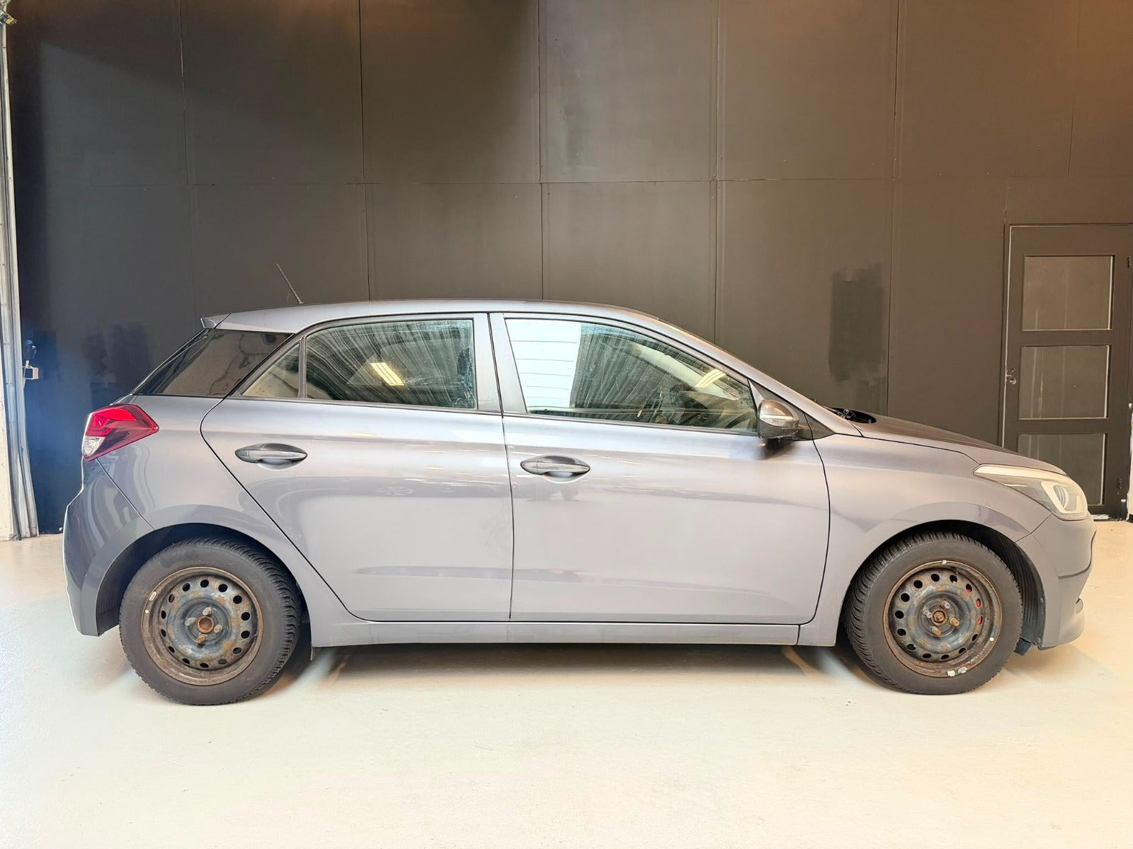 Grå Hyundai i20 fra 2016