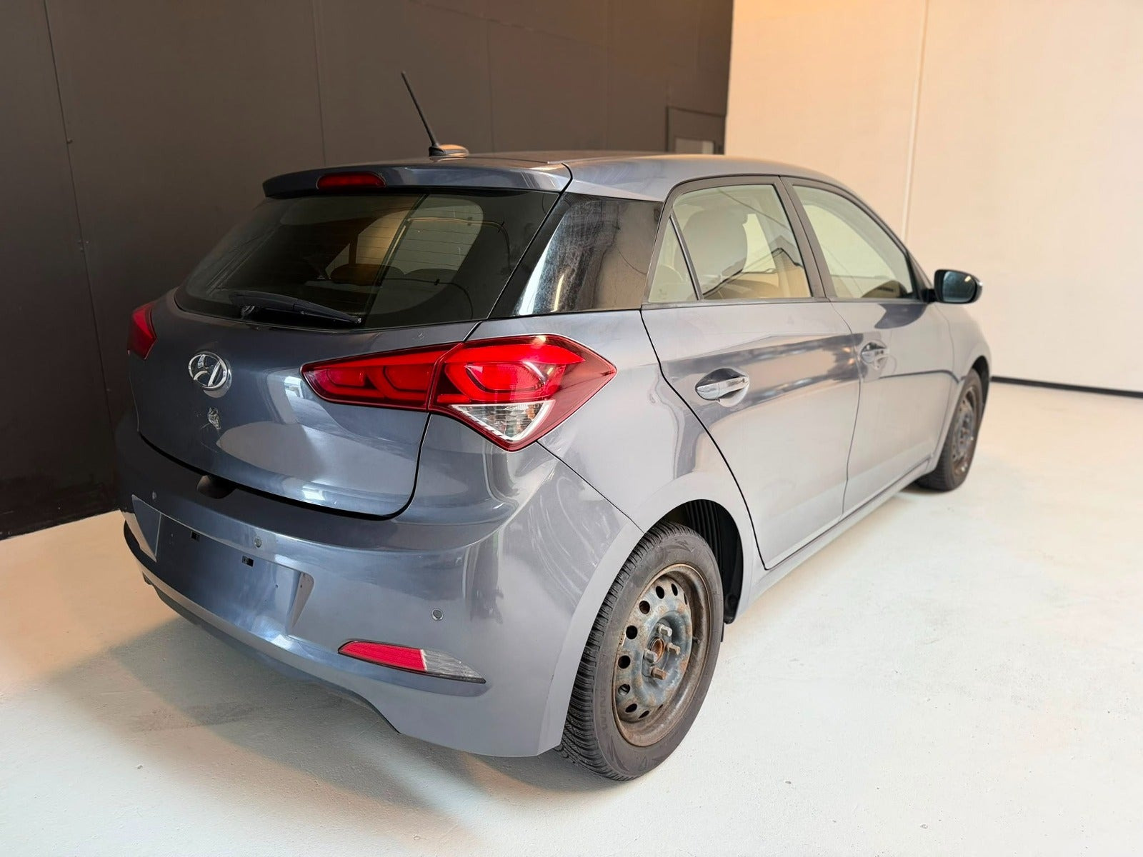 Grå Hyundai i20 fra 2016