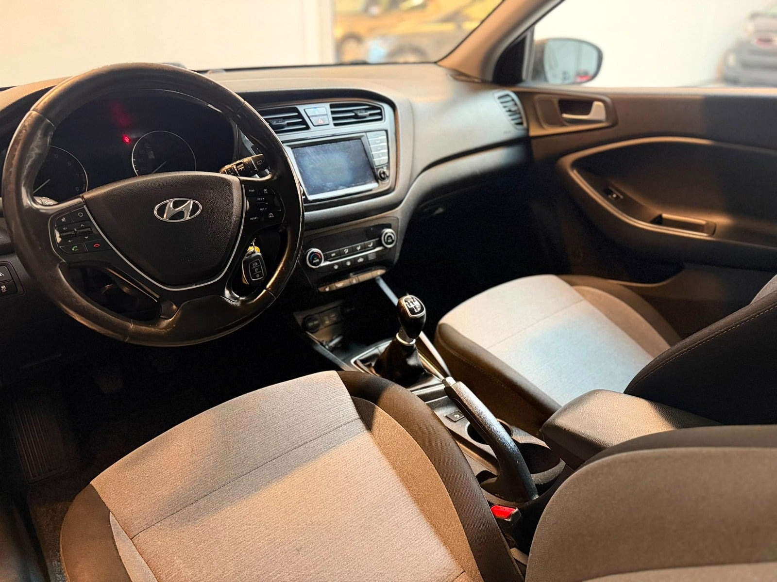 Grå Hyundai i20 fra 2016