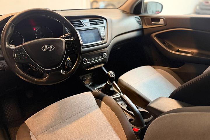Grå Hyundai i20 fra 2016