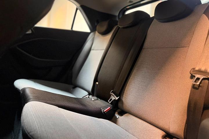 Grå Hyundai i20 fra 2016