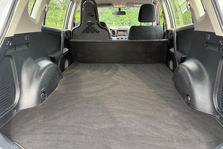 Sølv Toyota RAV4 fra 2014