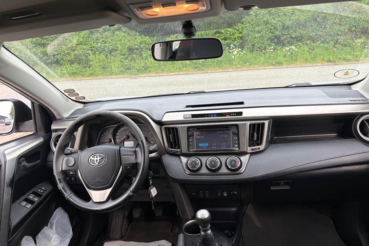 Sølv Toyota RAV4 fra 2014