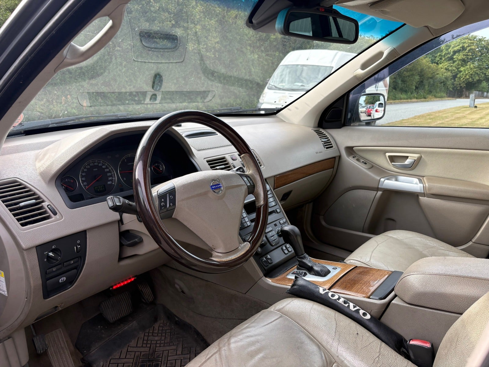 Grå Volvo XC90 fra 2006
