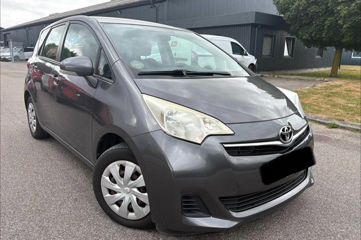 Grå Toyota Verso-S fra 2013