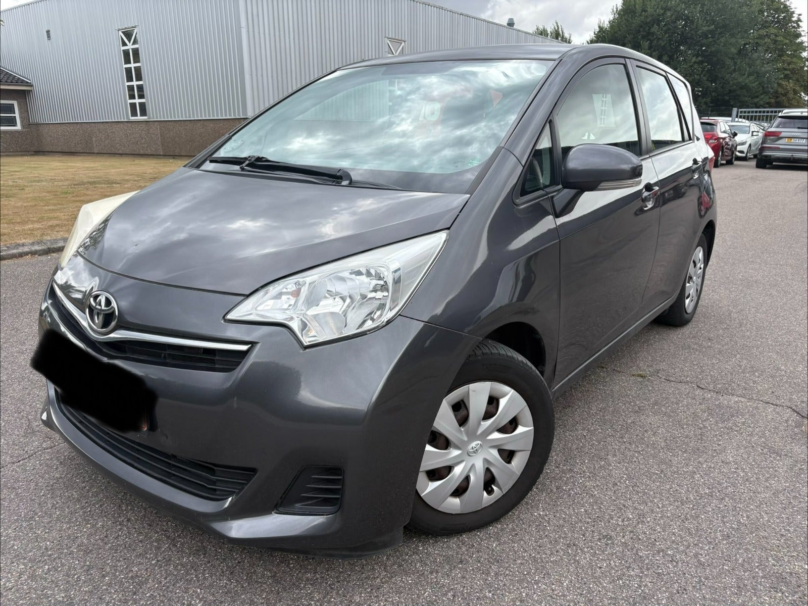 Grå Toyota Verso-S fra 2013