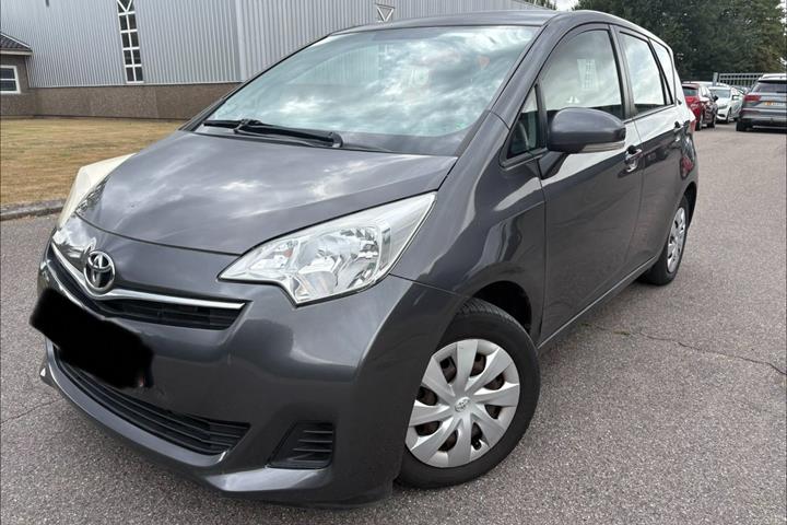 Grå Toyota Verso-S fra 2013