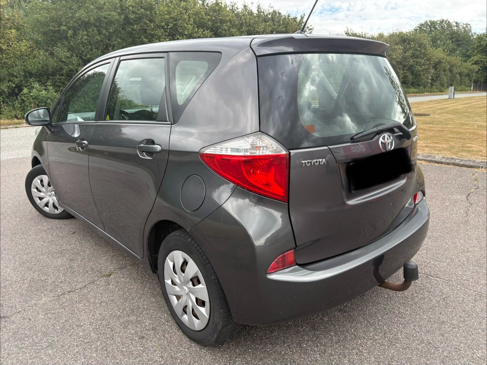 Grå Toyota Verso-S fra 2013