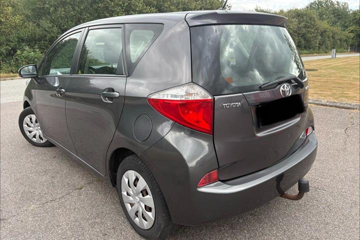 Grå Toyota Verso-S fra 2013