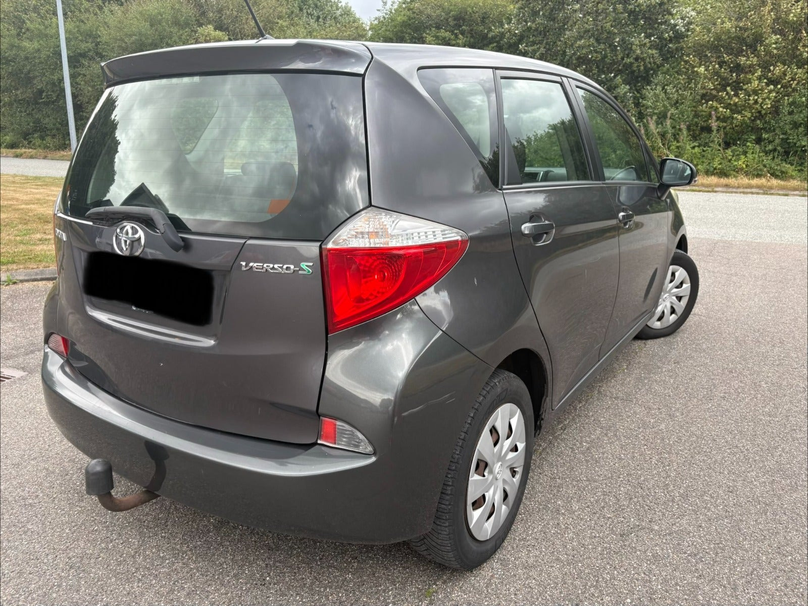 Grå Toyota Verso-S fra 2013