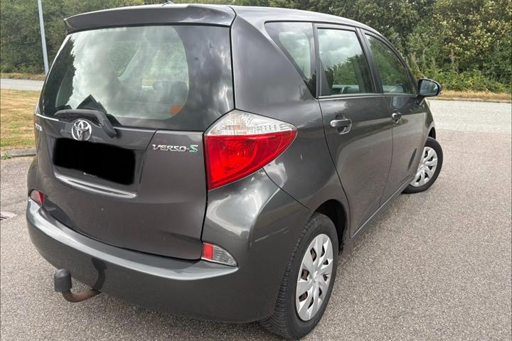 Grå Toyota Verso-S fra 2013
