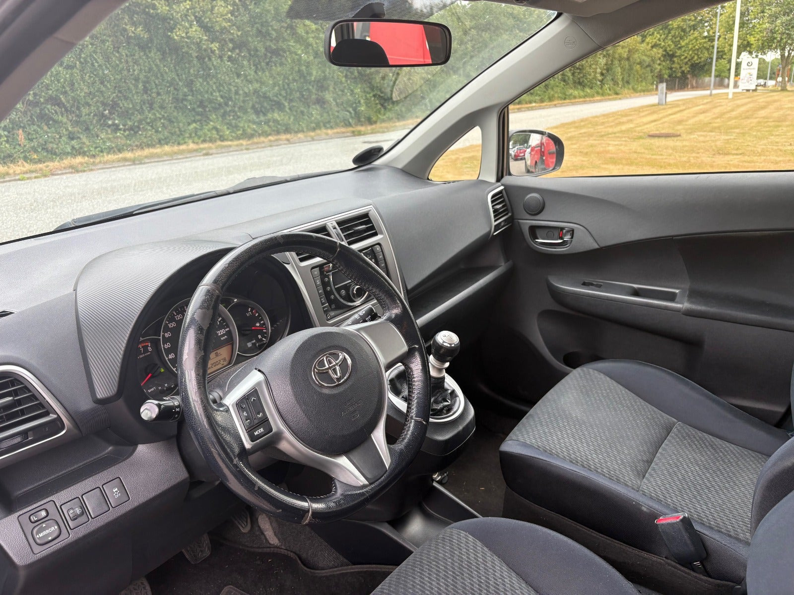 Grå Toyota Verso-S fra 2013