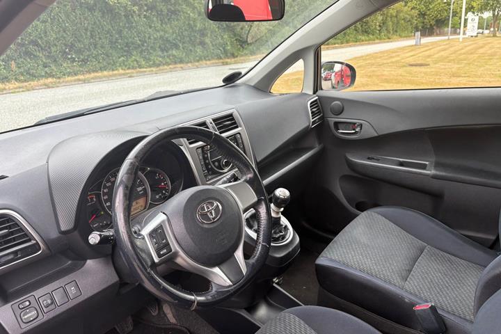 Grå Toyota Verso-S fra 2013