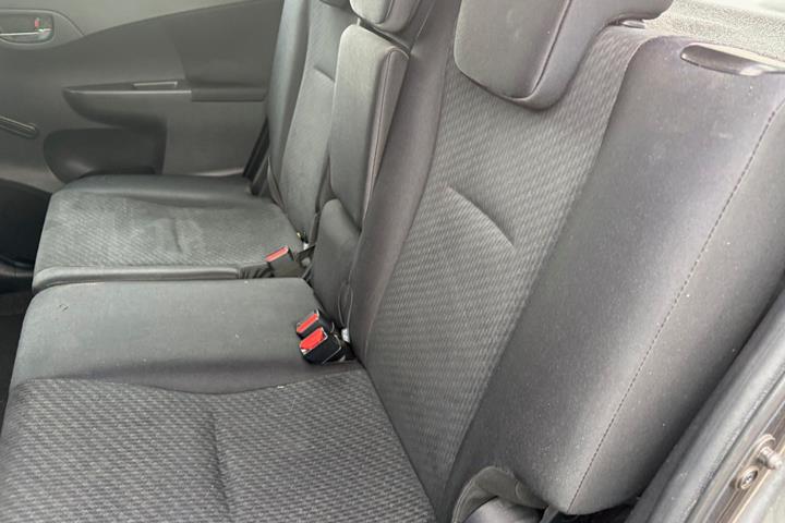 Grå Toyota Verso-S fra 2013