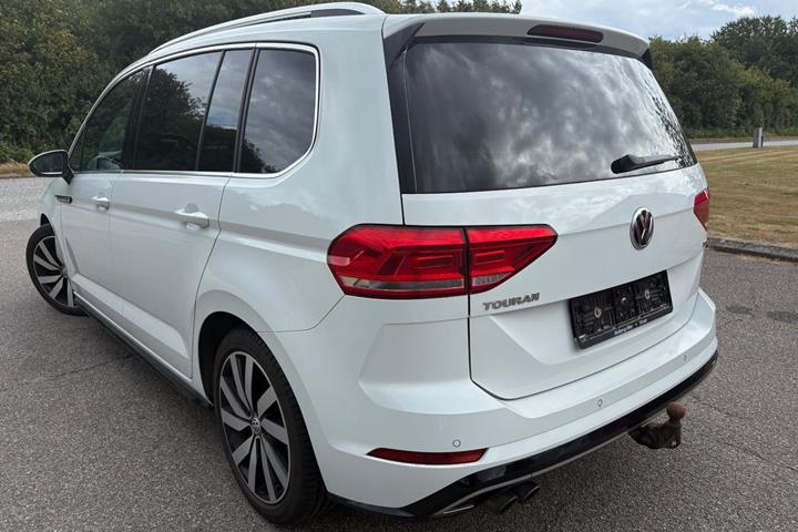 Hvid VW Touran fra 2018