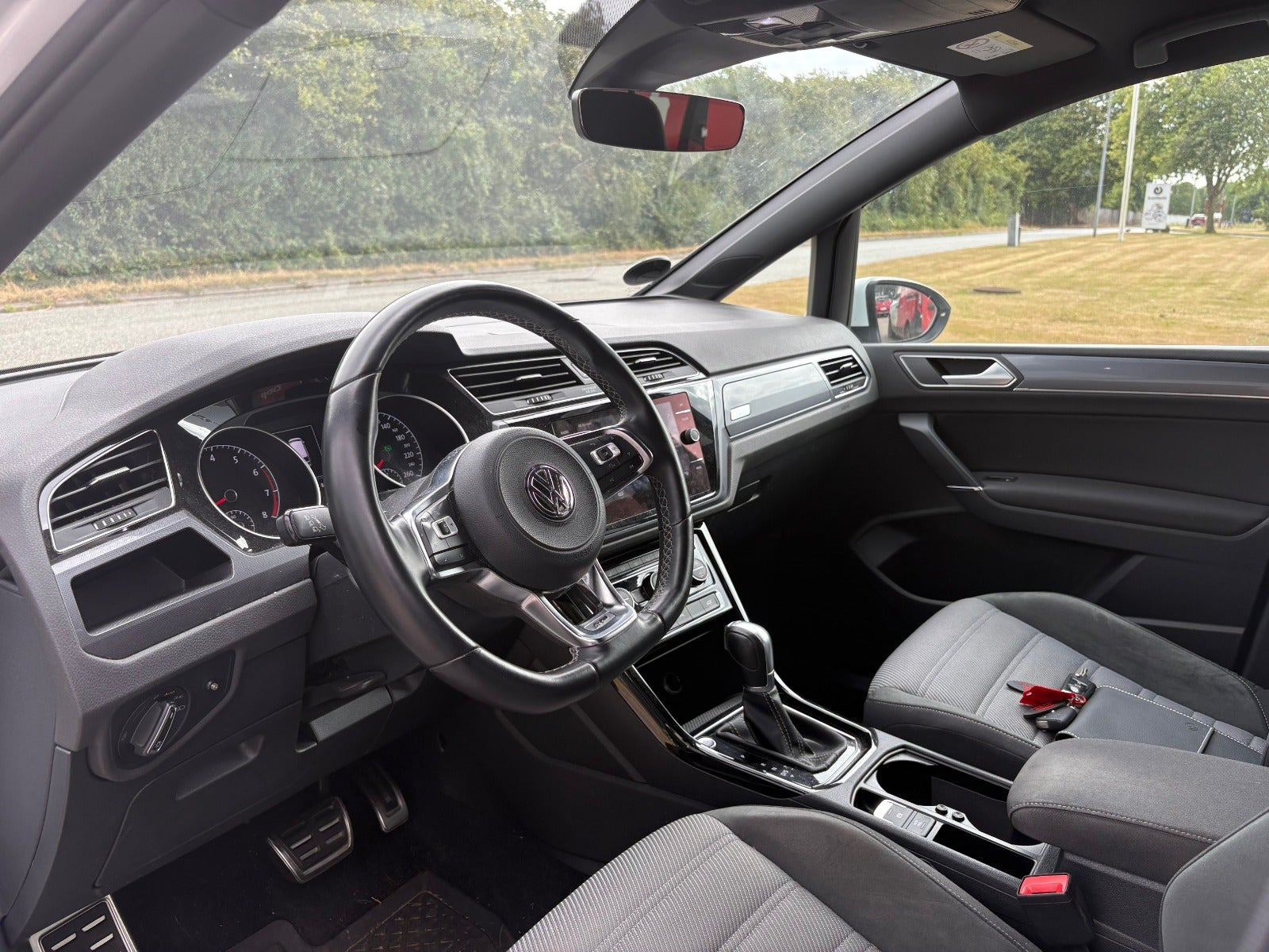 Hvid VW Touran fra 2018