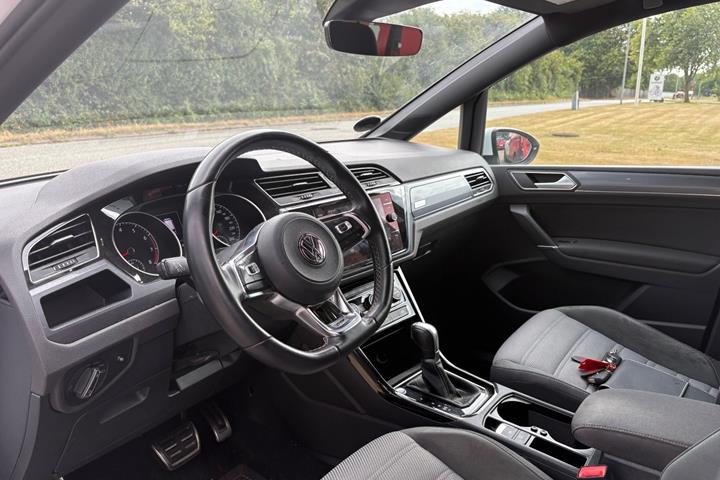 Hvid VW Touran fra 2018